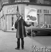 1972, Kopenhaga, Dania.
Mężczyzna z plakatem. Zdjęcie zrobione w czasie rejsu MS Jedność Robotnicza.
Fot. Maciej Jasiecki, zbiory Ośrodka KARTA