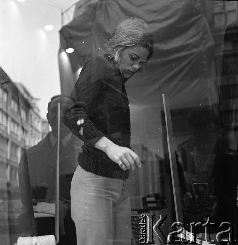 1972, Kopenhaga, Dania.
Kobieta na witrynie sklepowej. Zdjęcie zrobione w czasie rejsu MS Jedność Robotnicza.
Fot. Maciej Jasiecki, zbiory Ośrodka KARTA
