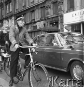 1972, Kopenhaga, Dania.
Rowerzyści i samochód. Zdjęcie zrobione w czasie rejsu MS Jedność Robotnicza.
Fot. Maciej Jasiecki, zbiory Ośrodka KARTA