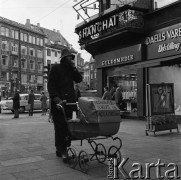 1972, Kopenhaga, Dania.
Mężczyzna z wózkiem. Zdjęcie zrobione w czasie rejsu MS Jedność Robotnicza.
Fot. Maciej Jasiecki, zbiory Ośrodka KARTA