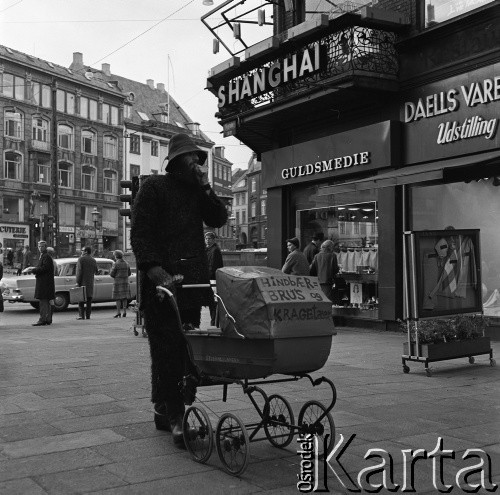 1972, Kopenhaga, Dania.
Mężczyzna z wózkiem. Zdjęcie zrobione w czasie rejsu MS Jedność Robotnicza.
Fot. Maciej Jasiecki, zbiory Ośrodka KARTA