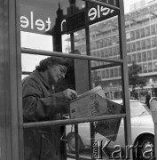 1972, Kopenhaga, Dania.
W budce telefonicznej. Zdjęcie zrobione w czasie rejsu MS Jedność Robotnicza.
Fot. Maciej Jasiecki, zbiory Ośrodka KARTA