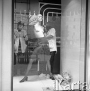 1972, Kopenhaga, Dania.
Dekorowanie witryny sklepu. Zdjęcie zrobione w czasie rejsu MS Jedność Robotnicza.
Fot. Maciej Jasiecki, zbiory Ośrodka KARTA