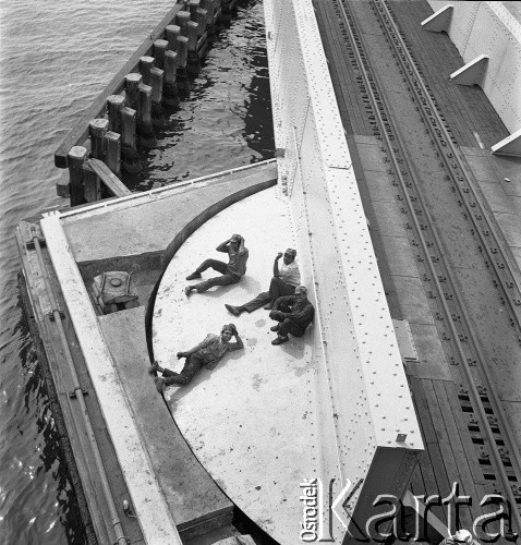1972, Kopenhaga, Dania.
Mężczyźni przy moście. Zdjęcie zrobione w czasie rejsu MS Jedność Robotnicza.
Fot. Maciej Jasiecki, zbiory Ośrodka KARTA