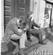 1972, Kopenhaga, Dania.
Mężczyźni na schodach. Zdjęcie zrobione w czasie rejsu MS Jedność Robotnicza.
Fot. Maciej Jasiecki, zbiory Ośrodka KARTA
