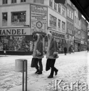 1972, Kopenhaga, Dania.
Kobiety w kożuchach. Zdjęcie zrobione w czasie rejsu MS Jedność Robotnicza.
Fot. Maciej Jasiecki, zbiory Ośrodka KARTA
