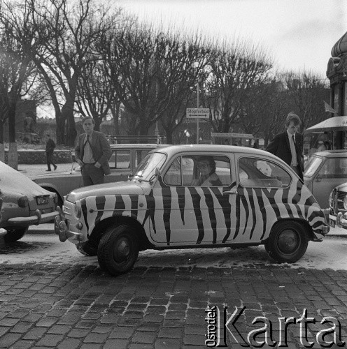 1972, Kopenhaga, Dania.
Samochód pomalowany w pasy zebry. Zdjęcie zrobione w czasie rejsu MS Jedność Robotnicza.
Fot. Maciej Jasiecki, zbiory Ośrodka KARTA