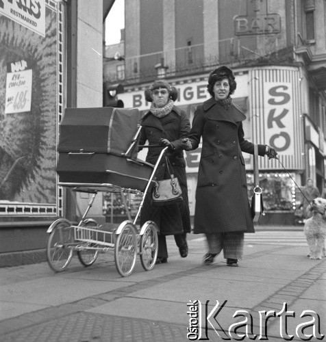 1972, Kopenhaga, Dania.
Kobiety z wózkiem. Zdjęcie zrobione w czasie rejsu MS Jedność Robotnicza.
Fot. Maciej Jasiecki, zbiory Ośrodka KARTA