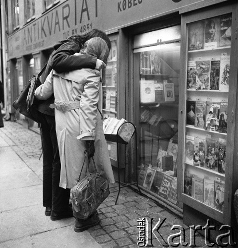 1972, Kopenhaga, Dania.
Para przed księgarnią. Zdjęcie zrobione w czasie rejsu MS Jedność Robotnicza.
Fot. Maciej Jasiecki, zbiory Ośrodka KARTA