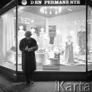 1972, Kopenhaga, Dania.
Mężczyzna przed sklepem z odzieżą damską. Zdjęcie zrobione w czasie rejsu MS Jedność Robotnicza.
Fot. Maciej Jasiecki, zbiory Ośrodka KARTA