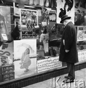 1972, Kopenhaga, Dania.
Mężczyzna przed sklepem. Zdjęcie zrobione w czasie rejsu MS Jedność Robotnicza.
Fot. Maciej Jasiecki, zbiory Ośrodka KARTA