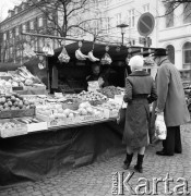 1972, Kopenhaga, Dania.
Stragan z owocami. Zdjęcie zrobione w czasie rejsu MS Jedność Robotnicza.
Fot. Maciej Jasiecki, zbiory Ośrodka KARTA