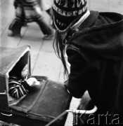1972, Kopenhaga, Dania.
Kobieta z dzieckiem. Zdjęcie zrobione w czasie rejsu MS Jedność Robotnicza.
Fot. Maciej Jasiecki, zbiory Ośrodka KARTA