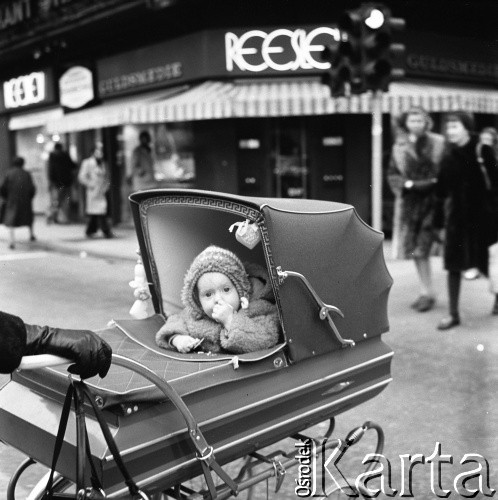 1972, Kopenhaga, Dania.
Dziecko w wózku. Zdjęcie zrobione w czasie rejsu MS Jedność Robotnicza.
Fot. Maciej Jasiecki, zbiory Ośrodka KARTA