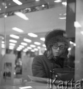 1972, Kopenhaga, Dania.
Kobieta w budce telefonicznej. Zdjęcie zrobione w czasie rejsu MS Jedność Robotnicza.
Fot. Maciej Jasiecki, zbiory Ośrodka KARTA