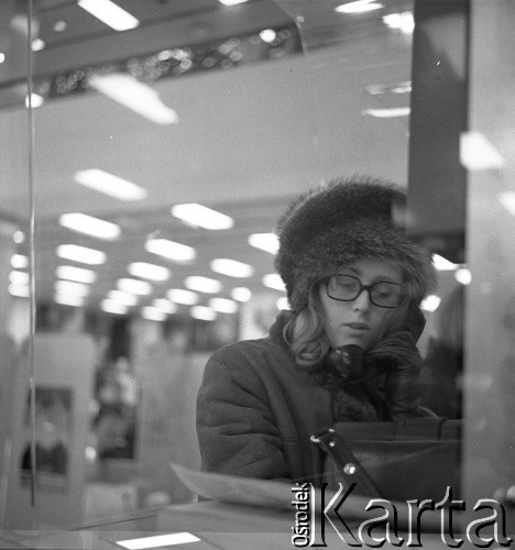 1972, Kopenhaga, Dania.
Kobieta w budce telefonicznej. Zdjęcie zrobione w czasie rejsu MS Jedność Robotnicza.
Fot. Maciej Jasiecki, zbiory Ośrodka KARTA