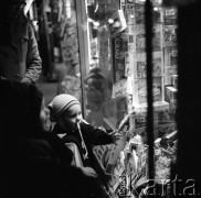 1972, Kopenhaga, Dania.
Dziecko przed sklepem z zabawkami. Zdjęcie zrobione w czasie rejsu MS Jedność Robotnicza.
Fot. Maciej Jasiecki, zbiory Ośrodka KARTA