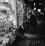 1972, Kopenhaga, Dania.
Dzieci przed sklepem z zabawkami. Zdjęcie zrobione w czasie rejsu MS Jedność Robotnicza.
Fot. Maciej Jasiecki, zbiory Ośrodka KARTA