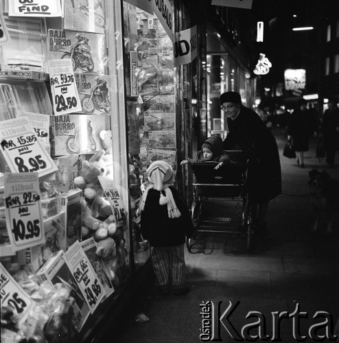 1972, Kopenhaga, Dania.
Dzieci przed sklepem z zabawkami. Zdjęcie zrobione w czasie rejsu MS Jedność Robotnicza.
Fot. Maciej Jasiecki, zbiory Ośrodka KARTA