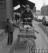 1972, Kopenhaga, Dania.
Matka z dziećmi. Zdjęcie zrobione w czasie rejsu MS Jedność Robotnicza.
Fot. Maciej Jasiecki, zbiory Ośrodka KARTA