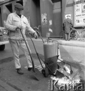 1972, Kopenhaga, Dania.
Czyszczenie ulicy. Zdjęcie zrobione w czasie rejsu MS Jedność Robotnicza.
Fot. Maciej Jasiecki, zbiory Ośrodka KARTA