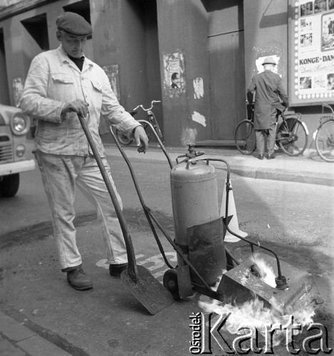 1972, Kopenhaga, Dania.
Czyszczenie ulicy. Zdjęcie zrobione w czasie rejsu MS Jedność Robotnicza.
Fot. Maciej Jasiecki, zbiory Ośrodka KARTA