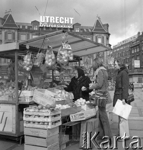 1972, Kopenhaga, Dania.
Stragan na placu miejskim. Zdjęcie zrobione w czasie rejsu MS Jedność Robotnicza.
Fot. Maciej Jasiecki, zbiory Ośrodka KARTA