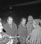 1974, Szczecin, Polska.
Powrót załogi zatopionego MS Wrocław. Statek zatonął na Morzu Śródziemnym. Na sygnał SOS odpowiedział okręt francuskiej marynarski wojennej „Guepratte