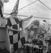 1975, brak miejsca.
Chrzest morski dla członków załogi, którzy po raz pierwszy przekroczyli równik. Zdjęcie wykonane w czasie rejsu MS Kopalnia Wirek.
Fot. Maciej Jasiecki, zbiory Ośrodka KARTA
