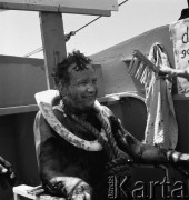 1975, brak miejsca.
Chrzest morski Macieja Jasieckiego, który po raz pierwszy przekroczył równik. Zdjęcie wykonane w czasie rejsu MS Kopalnia Wirek.
Fot. NN, zbiory Ośrodka KARTA