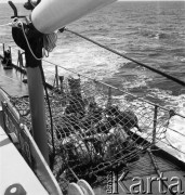1975, brak miejsca.
Chrzest morski dla członków załogi, którzy po raz pierwszy przekroczyli równik. Zdjęcie wykonane w czasie rejsu MS Kopalnia Wirek.
Fot. Maciej Jasiecki, zbiory Ośrodka KARTA