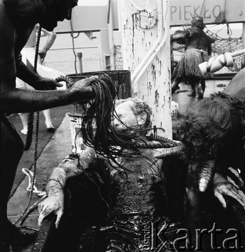 1975, brak miejsca.
Chrzest morski Macieja Jasieckiego, który po raz pierwszy przekroczył równik. Zdjęcie wykonane w czasie rejsu MS Kopalnia Wirek.
Fot. NN, zbiory Ośrodka KARTA