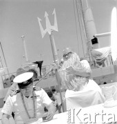 1975, brak miejsca.
Kapitan Karol Brandys (po lewej) w czasie chrztu morskiego dla członków załogi, którzy po raz pierwszy przekroczyli równik. Zdjęcie wykonane w czasie rejsu MS Kopalnia Wirek.
Fot. Maciej Jasiecki, zbiory Ośrodka KARTA