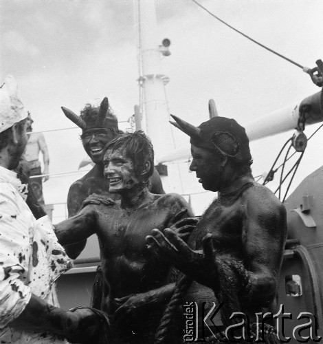 1975, brak miejsca.
Chrzest morski dla członków załogi, którzy po raz pierwszy przekroczyli równik. Zdjęcie wykonane w czasie rejsu MS Kopalnia Wirek.
Fot. Maciej Jasiecki, zbiory Ośrodka KARTA