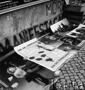 Wrzesień 1975, Lizbona, Portugalia.
Plakaty nawiązujące do rewolucji goździków. Zdjęcie wykonane w czasie rejsu MS Kopalnia Wirek.
Fot. Maciej Jasiecki, zbiory Ośrodka KARTA