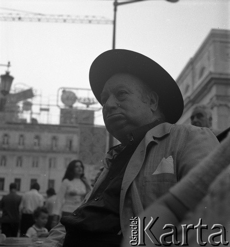 Wrzesień 1975, Lizbona, Portugalia.
Mężczyzna  w kawiarni. Zdjęcie wykonane w czasie rejsu MS Kopalnia Wirek.
Fot. Maciej Jasiecki, zbiory Ośrodka KARTA
