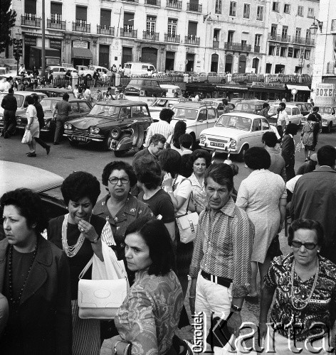 Wrzesień 1975, Lizbona, Portugalia.
Tłum na chodniku. Zdjęcie wykonane w czasie rejsu MS Kopalnia Wirek.
Fot. Maciej Jasiecki, zbiory Ośrodka KARTA