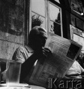 Wrzesień 1975, Lizbona, Portugalia.
Lektura prasy w kawiarni. Zdjęcie wykonane w czasie rejsu MS Kopalnia Wirek.
Fot. Maciej Jasiecki, zbiory Ośrodka KARTA