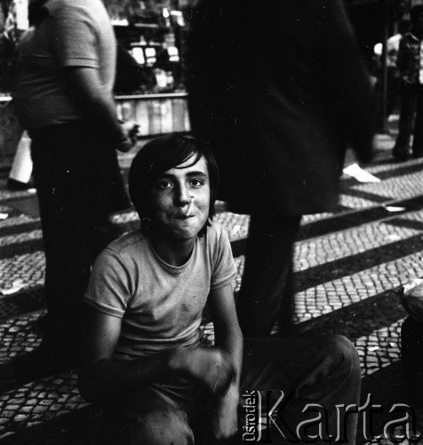 Wrzesień 1975, Lizbona, Portugalia.
Chłopiec z papierosem. Zdjęcie wykonane w czasie rejsu MS Kopalnia Wirek.
Fot. Maciej Jasiecki, zbiory Ośrodka KARTA