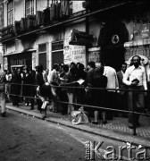 Wrzesień 1975, Lizbona, Portugalia.
Tłum na chodniku. Zdjęcie wykonane w czasie rejsu MS Kopalnia Wirek.
Fot. Maciej Jasiecki, zbiory Ośrodka KARTA