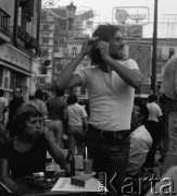 Wrzesień 1975, Lizbona, Portugalia.
Goście kawiarni przypatrują się manifestacji na placu Rossi. Zdjęcie wykonane w czasie rejsu MS Kopalnia Wirek.
Fot. Maciej Jasiecki, zbiory Ośrodka KARTA