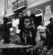 Wrzesień 1975, Lizbona, Portugalia.
Goście kawiarni przypatrują się manifestacji na placu Rossi. Zdjęcie wykonane w czasie rejsu MS Kopalnia Wirek.
Fot. Maciej Jasiecki, zbiory Ośrodka KARTA