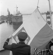 Lata 60.-70, Szczecin, Polska.
Podniesienie bandery. 
Fot. Maciej Jasiecki, zbiory Ośrodka KARTA