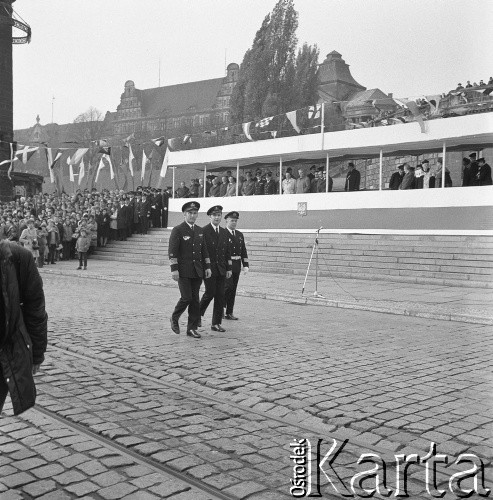 Lata 70., Szczecin, Polska.
Inauguracja roku akademickiego na Wyższej Szkole Morskiej. Od prawej: NN, rektor Wyższej Szkoły Morskiej kpt. ż.w. Eugeniusz Daszkowski, minister żeglugi morskiej Jerzy Szopa.
Fot. Maciej Jasiecki, zbiory Ośrodka KARTA