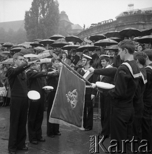 Po 1973, Szczecin, Polska.
Uroczysta inauguracja roku szkolnego Liceum Morskiego na Wałach Chrobrego. Ślubowanie.
Fot. Maciej Jasiecki, zbiory Ośrodka KARTA