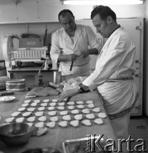 Lata 70., brak miejsca.
Pracownicy kuchni okrętowej. Zdjęcie wykonane w czasie rejsu promu m/f Gryf na trasie Świnoujście-Ystad (Szwecja).
Fot. Maciej Jasiecki, zbiory Ośrodka KARTA