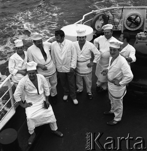 Lata 70., brak miejsca.
Pracownicy kuchni okrętowej. Zdjęcie wykonane w czasie rejsu promu m/f Gryf na trasie Świnoujście-Ystad (Szwecja).
Fot. Maciej Jasiecki, zbiory Ośrodka KARTA