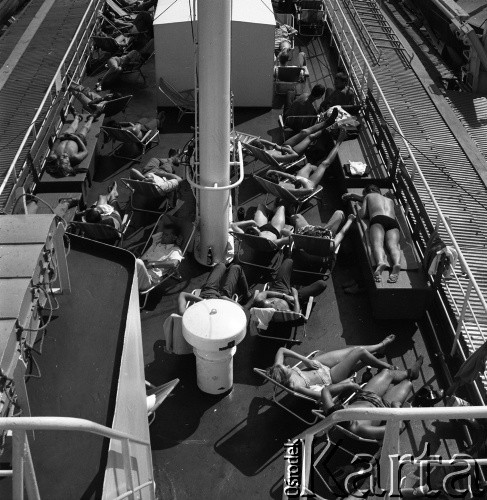 Lata 70., brak miejsca.
Pasażerowie na pokładzie promu m/f Gryf. Zdjęcie wykonane na trasie Świnoujście-Ystad (Szwecja).
Fot. Maciej Jasiecki, zbiory Ośrodka KARTA