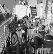 Lata 70., brak miejsca.
Pasażerowie na pokładzie promu m/f Gryf. Zdjęcie wykonane na trasie Świnoujście-Ystad (Szwecja).
Fot. Maciej Jasiecki, zbiory Ośrodka KARTA