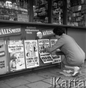 Lata 70., prawdopodobnie Ystad, Szwecja..
Kobieta nakleja afisze na kiosk. Zdjęcie wykonane w czasie rejsu promu m/f Gryf na trasie Świnoujście-Ystad (Szwecja).
Fot. Maciej Jasiecki, zbiory Ośrodka KARTA